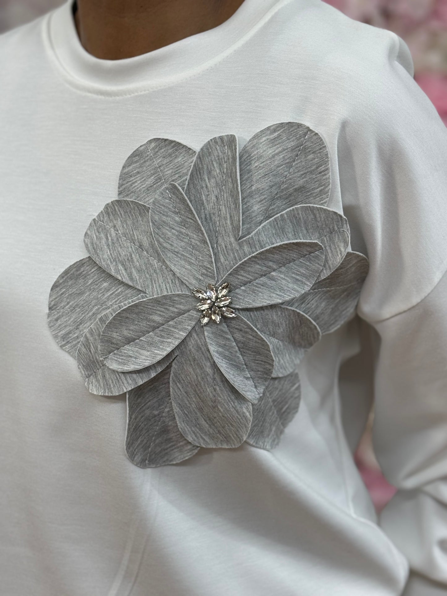 CONTRAST FLOWER SWEATSHIRT
