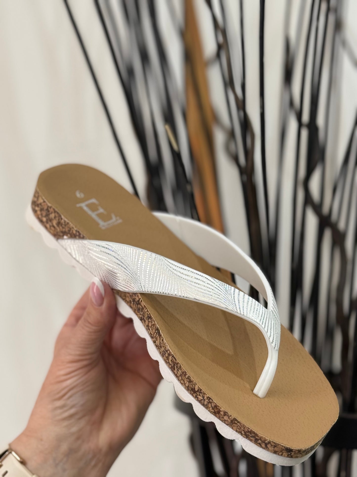 DAWN-IRIDESCENT SILVER TOE POST
