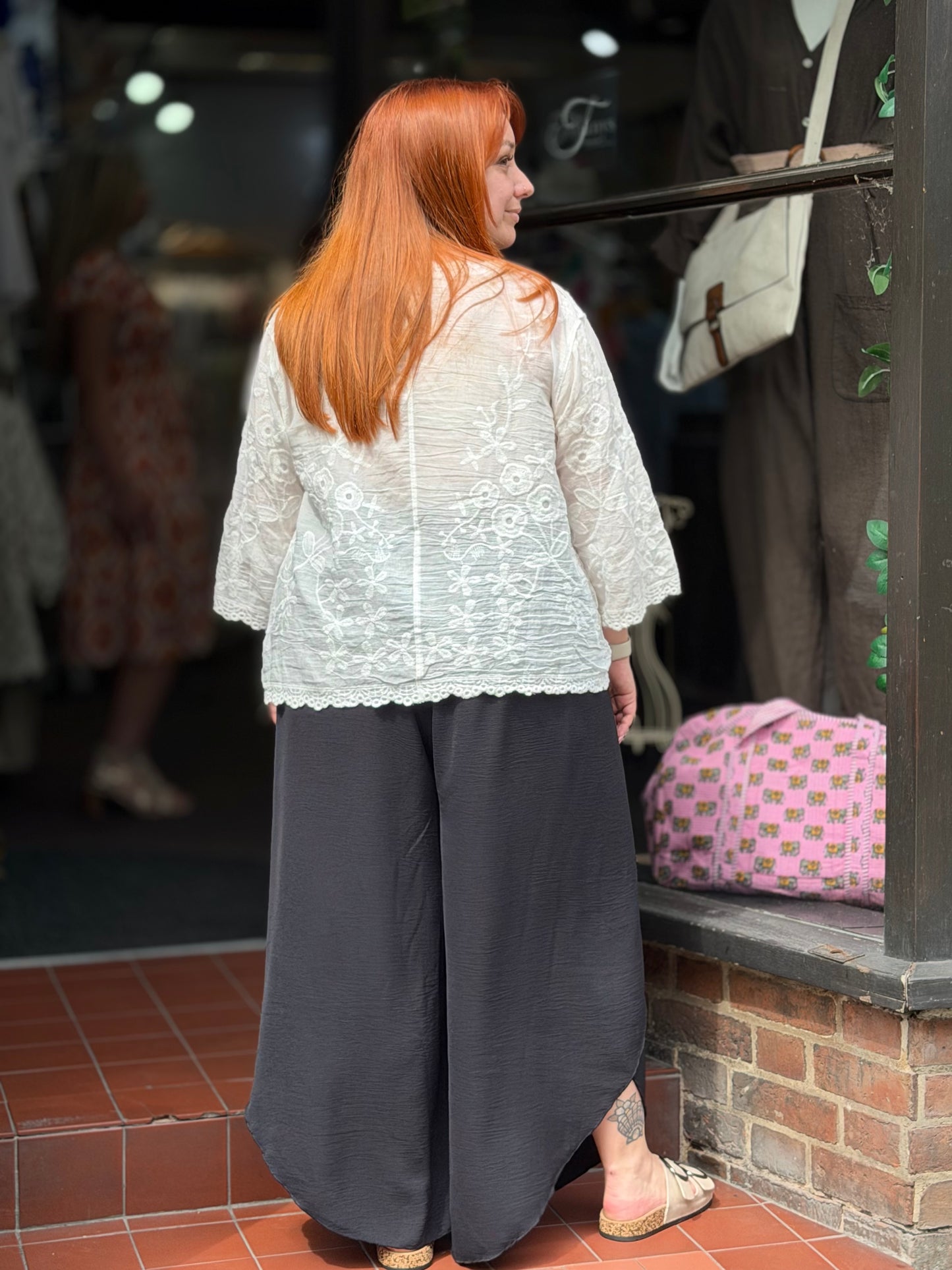 LISA-COTTON EMB BUTTON TOP