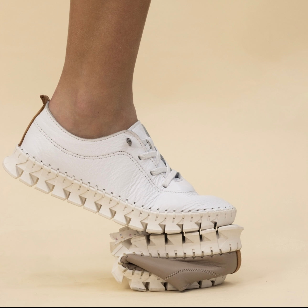 LUNAR- AUSTELL LEATHER PUMP-WHITE
