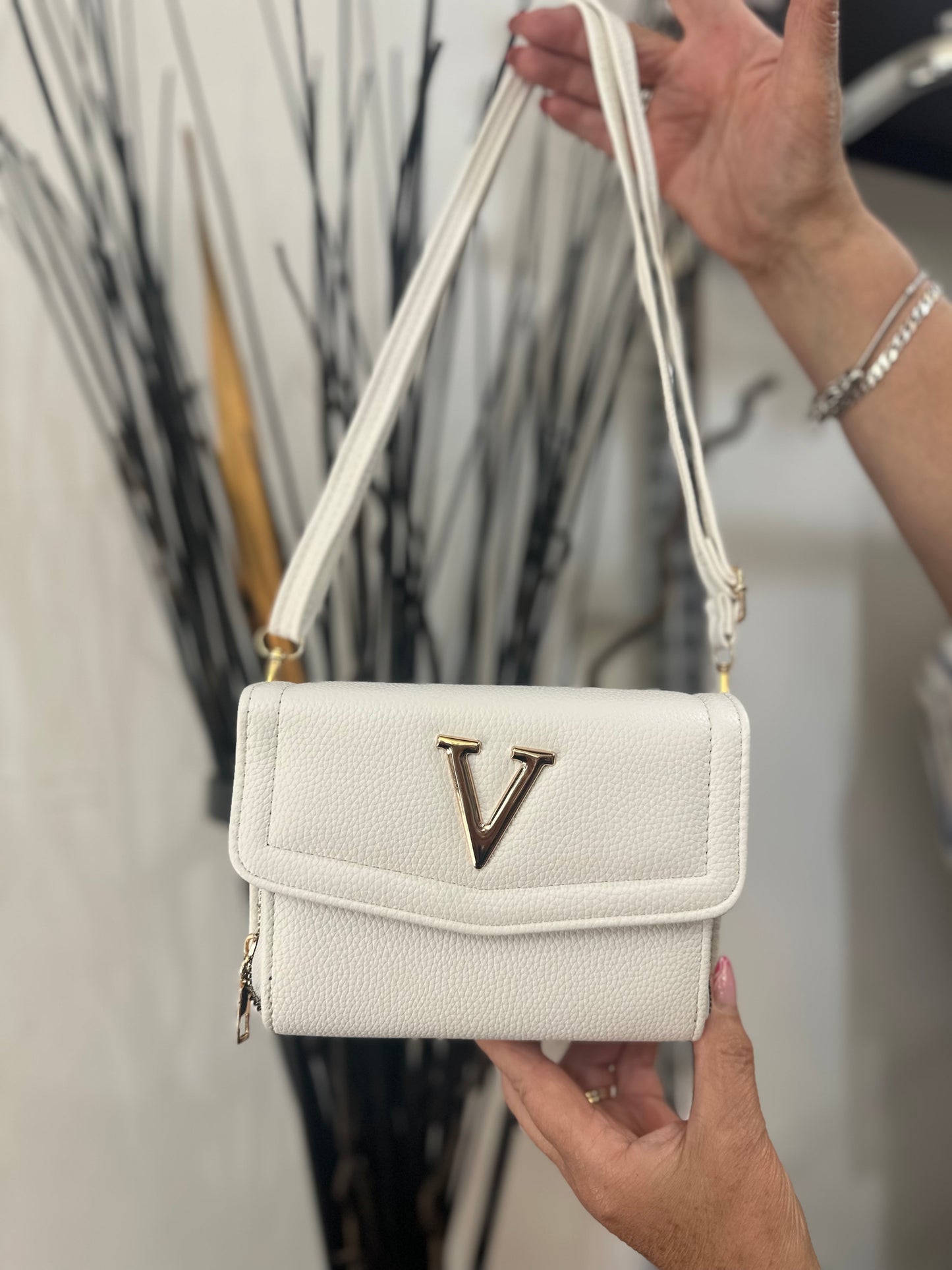 VEE WALLET HANDBAG