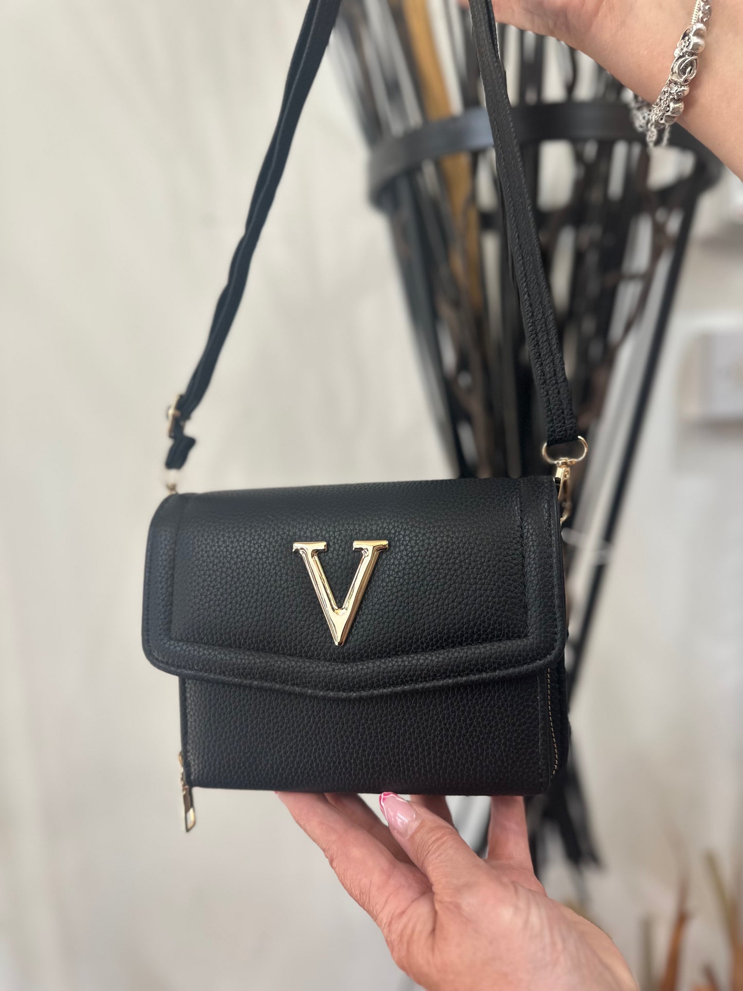 VEE WALLET HANDBAG
