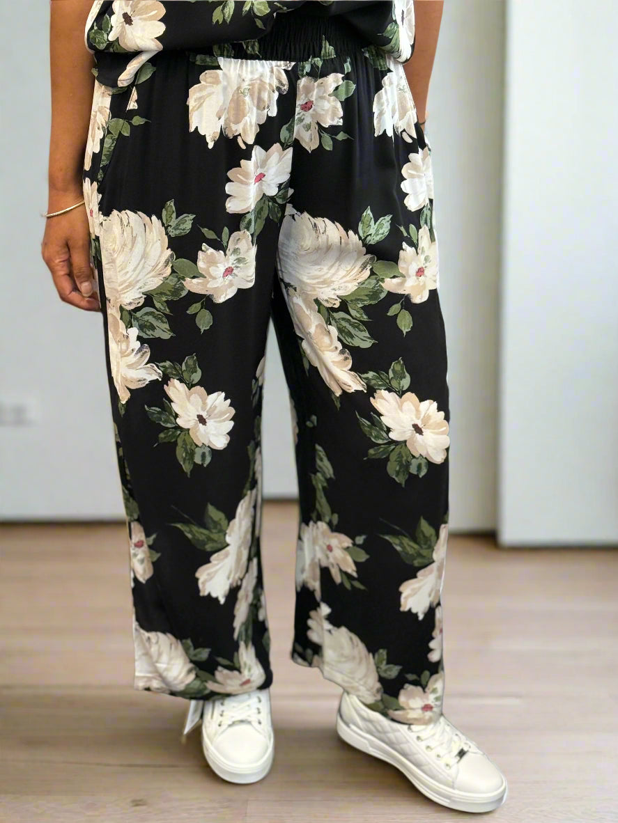 BYOUNG-JOELLA BLACK ROSES CROP PANTS-#LastOneLeft