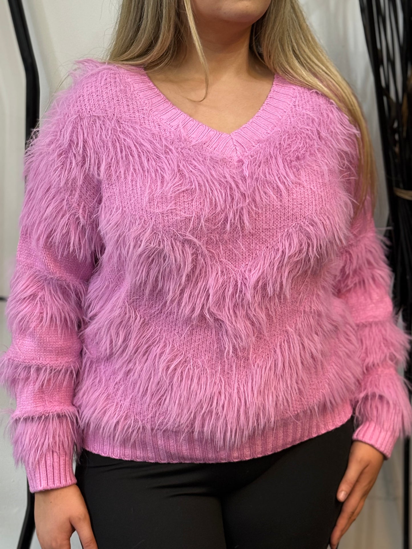 LUCIE- CHEVRON FLUFFY V KNIT