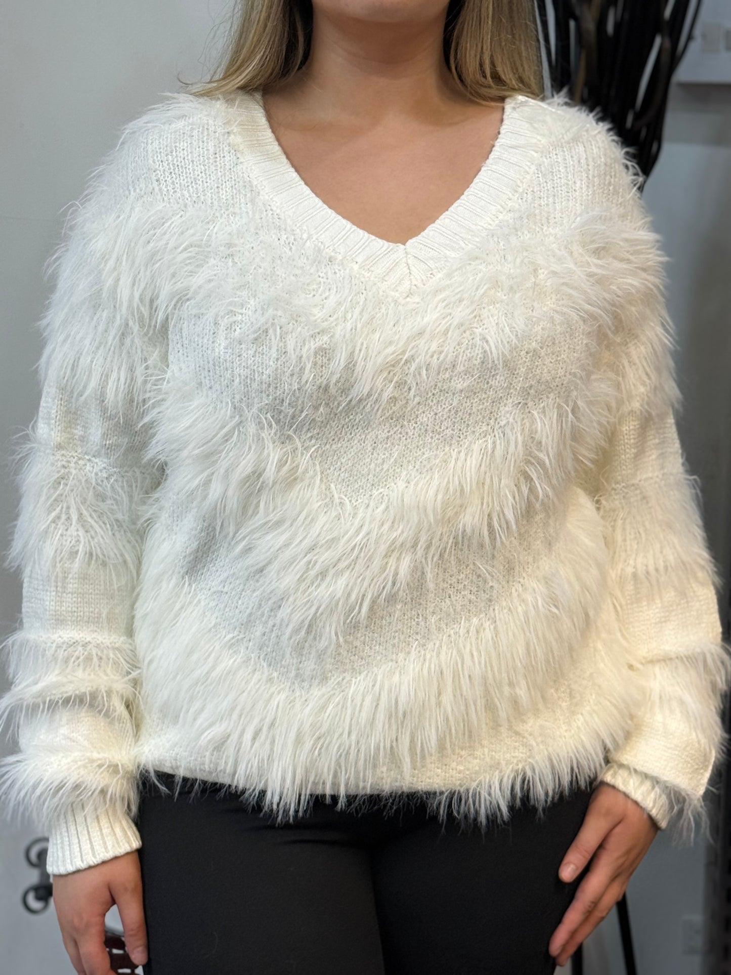 LUCIE- CHEVRON FLUFFY V KNIT