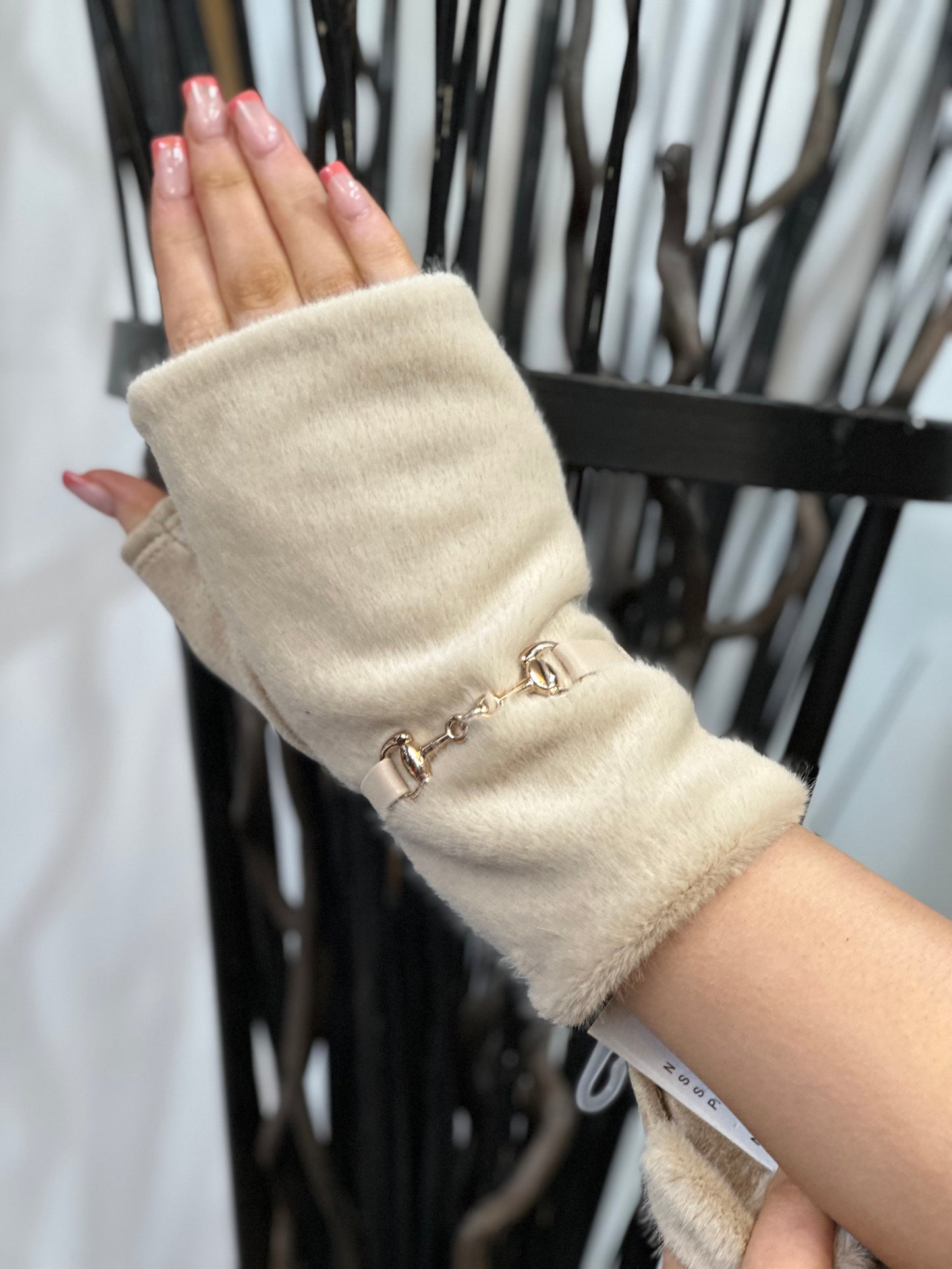 FAUX FUR BUCKLE F/LESS GLOVE