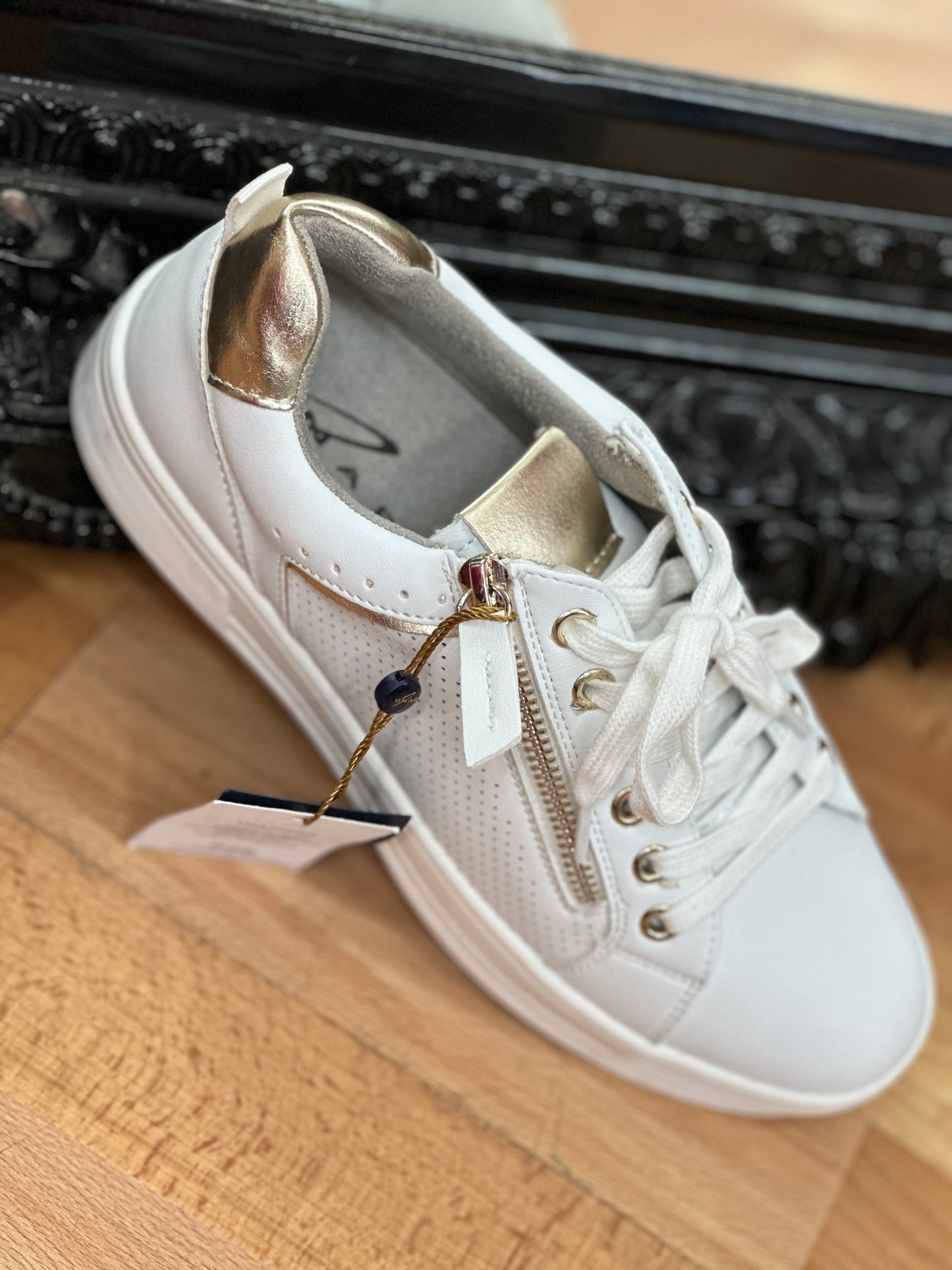 LUNAR WHITE/GOLD NIA TRAINER