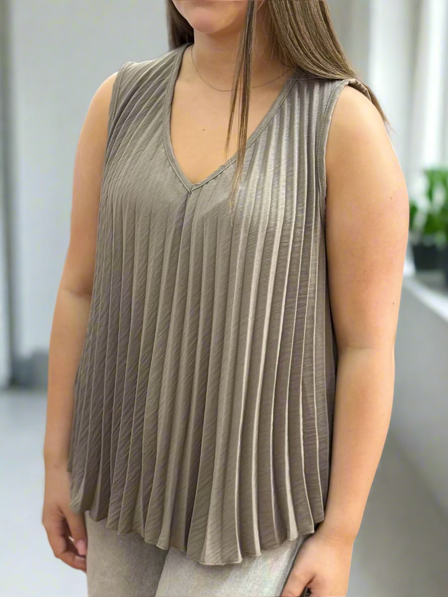 LOLA- PLEATED S/LESS VEST TOP