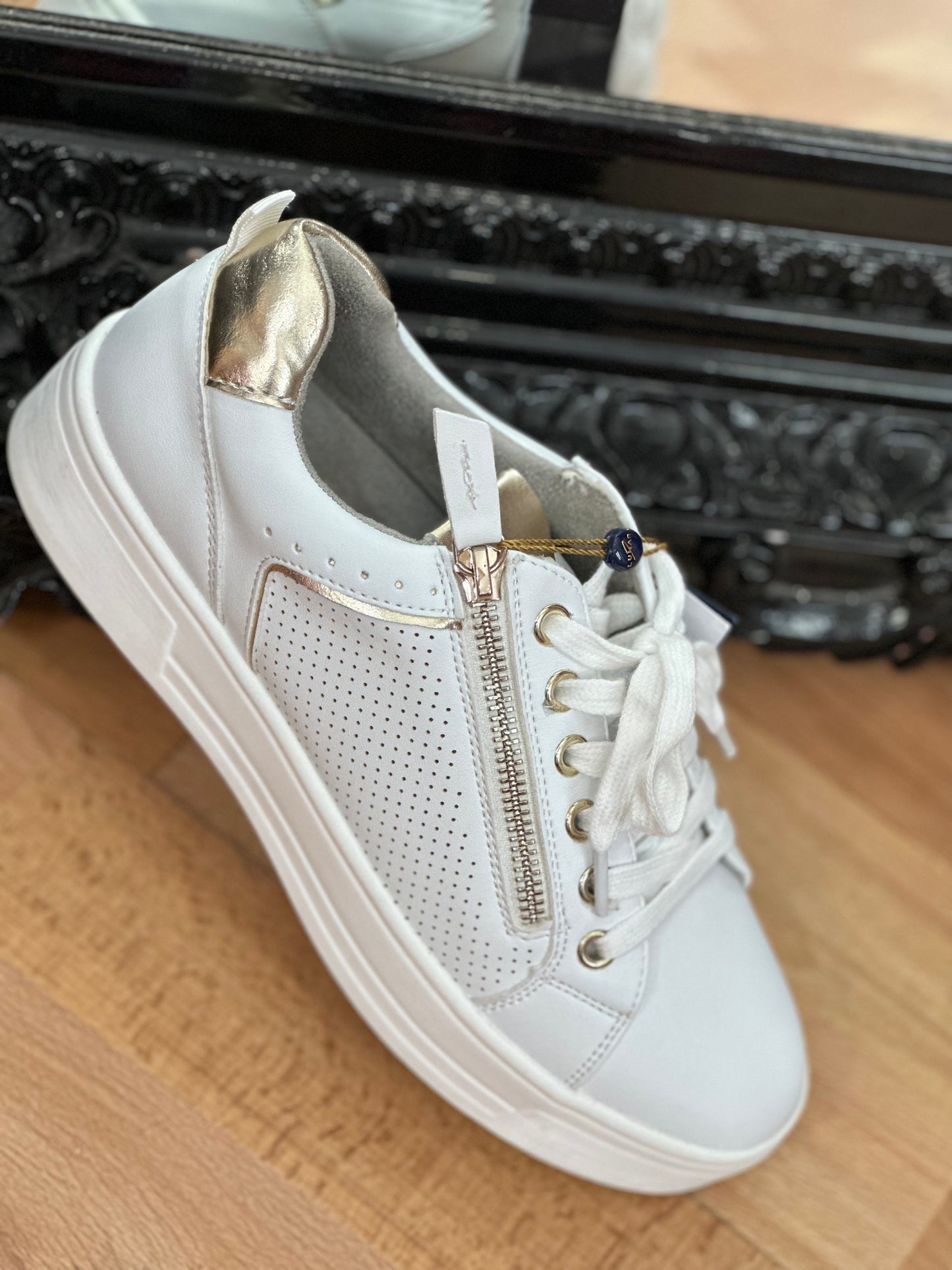 LUNAR WHITE/GOLD NIA TRAINER