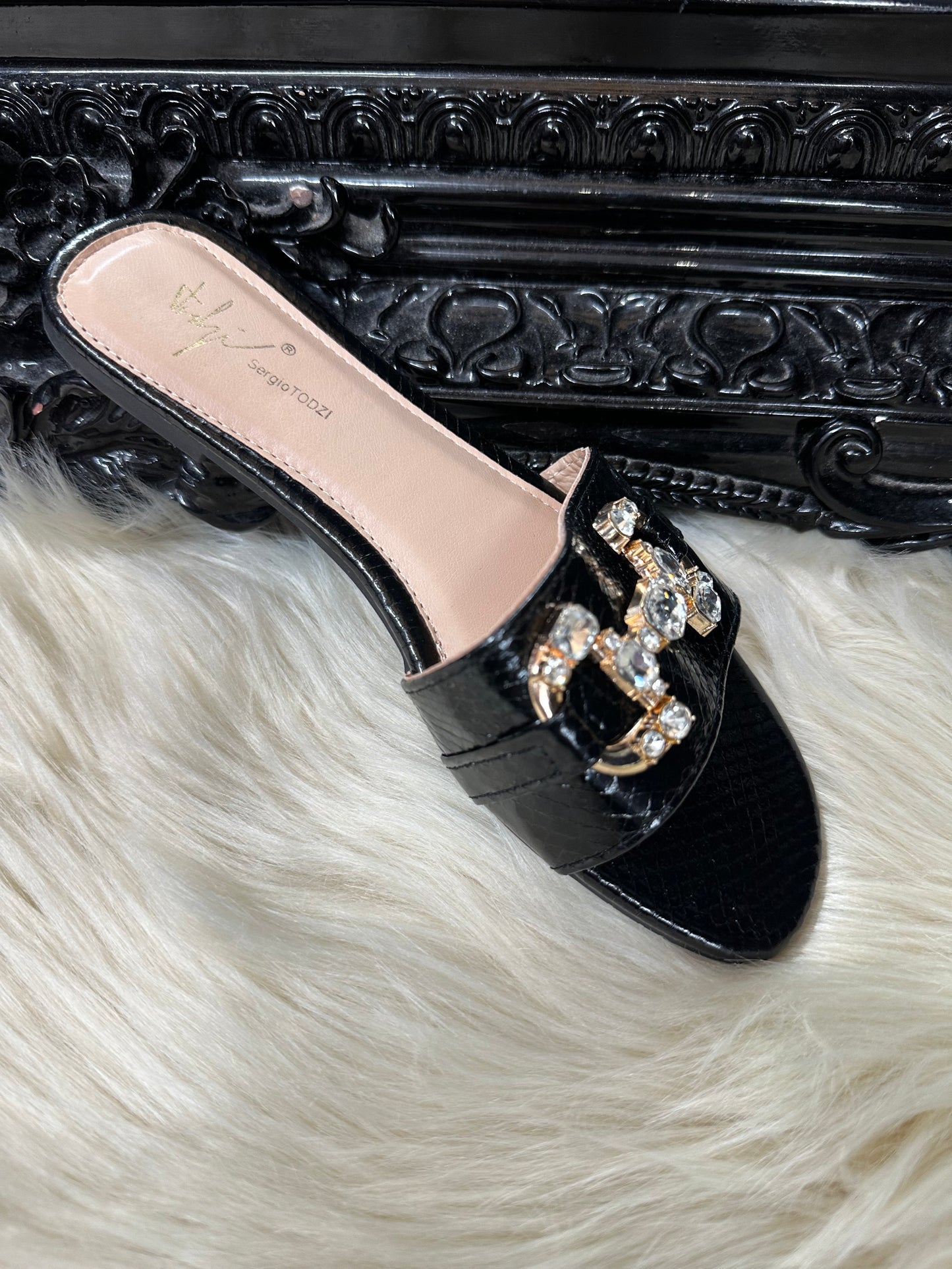 DANA DESIGNER INSPIRED SLIDER-BLACK #STOCKROOM FLASHSALE