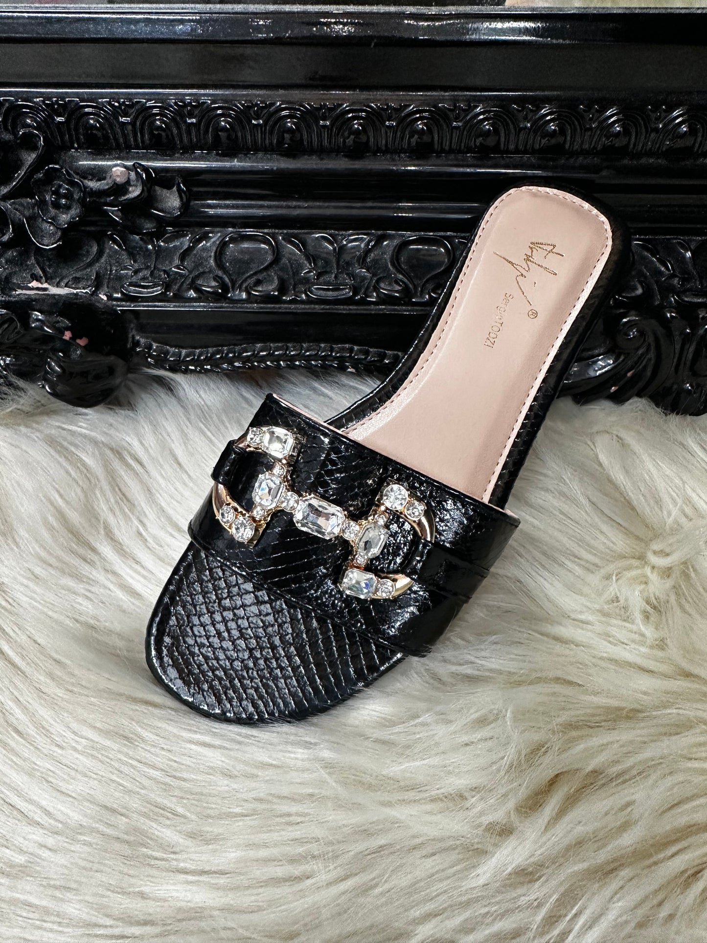 DANA DESIGNER INSPIRED SLIDER-BLACK #STOCKROOM FLASHSALE