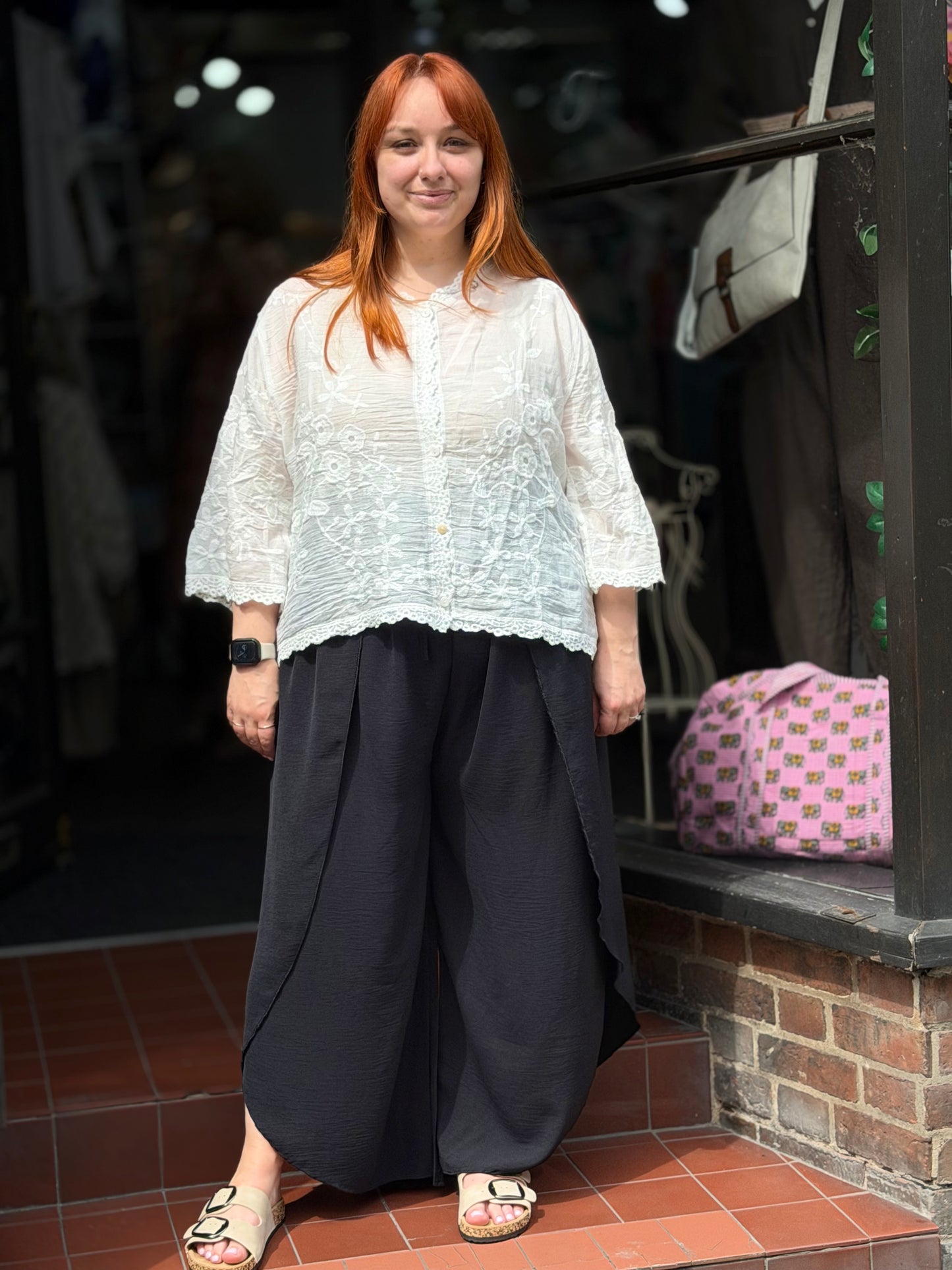 LISA-COTTON EMB BUTTON TOP