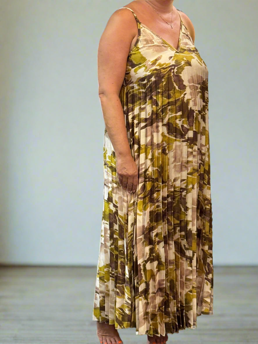ILA -SATIN PLEATED PRINT DRESS