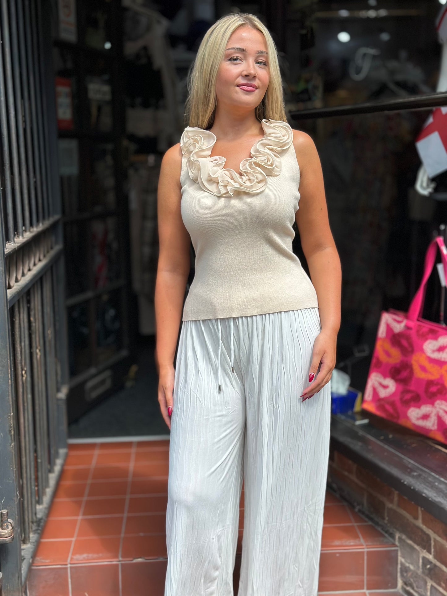 ABEL- RUFFLE NECK S/LESS TOP