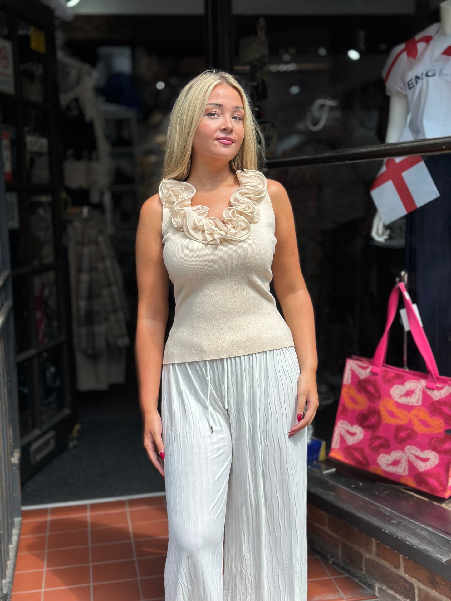 ABEL- RUFFLE NECK S/LESS TOP