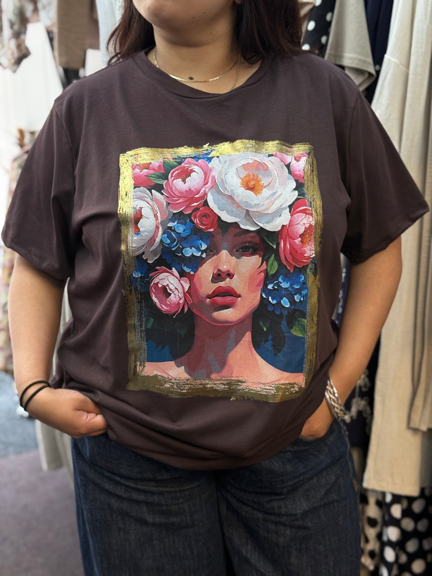 KAYLA- SLOGAN  FACES TEE- CURVE