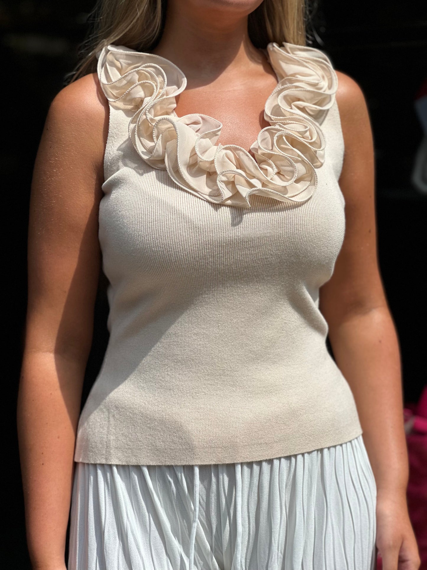 ABEL- RUFFLE NECK S/LESS TOP