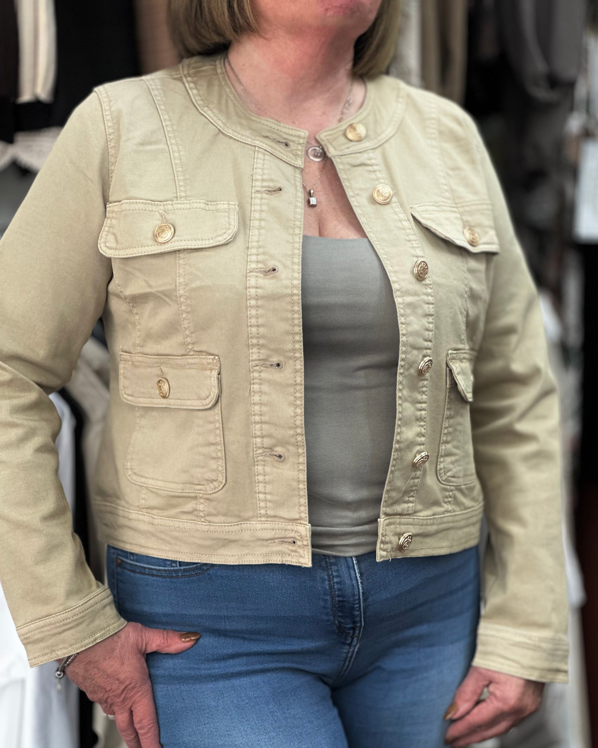 KYLIE- R-NCK GOLD BUTTONS JKT TAN