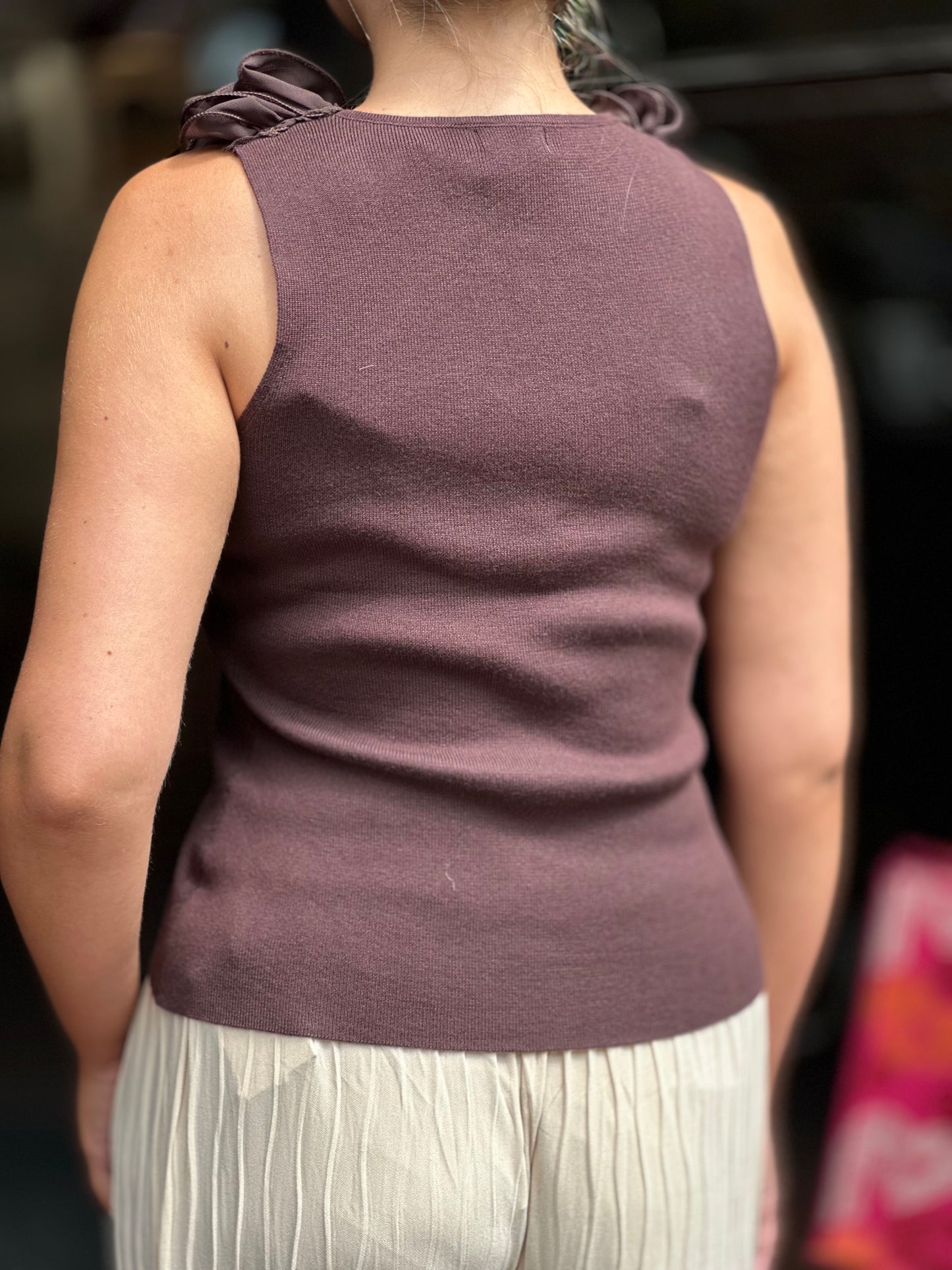 ABEL- RUFFLE NECK S/LESS TOP
