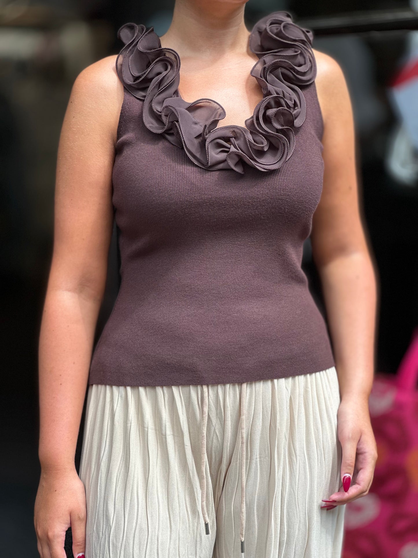 ABEL- RUFFLE NECK S/LESS TOP