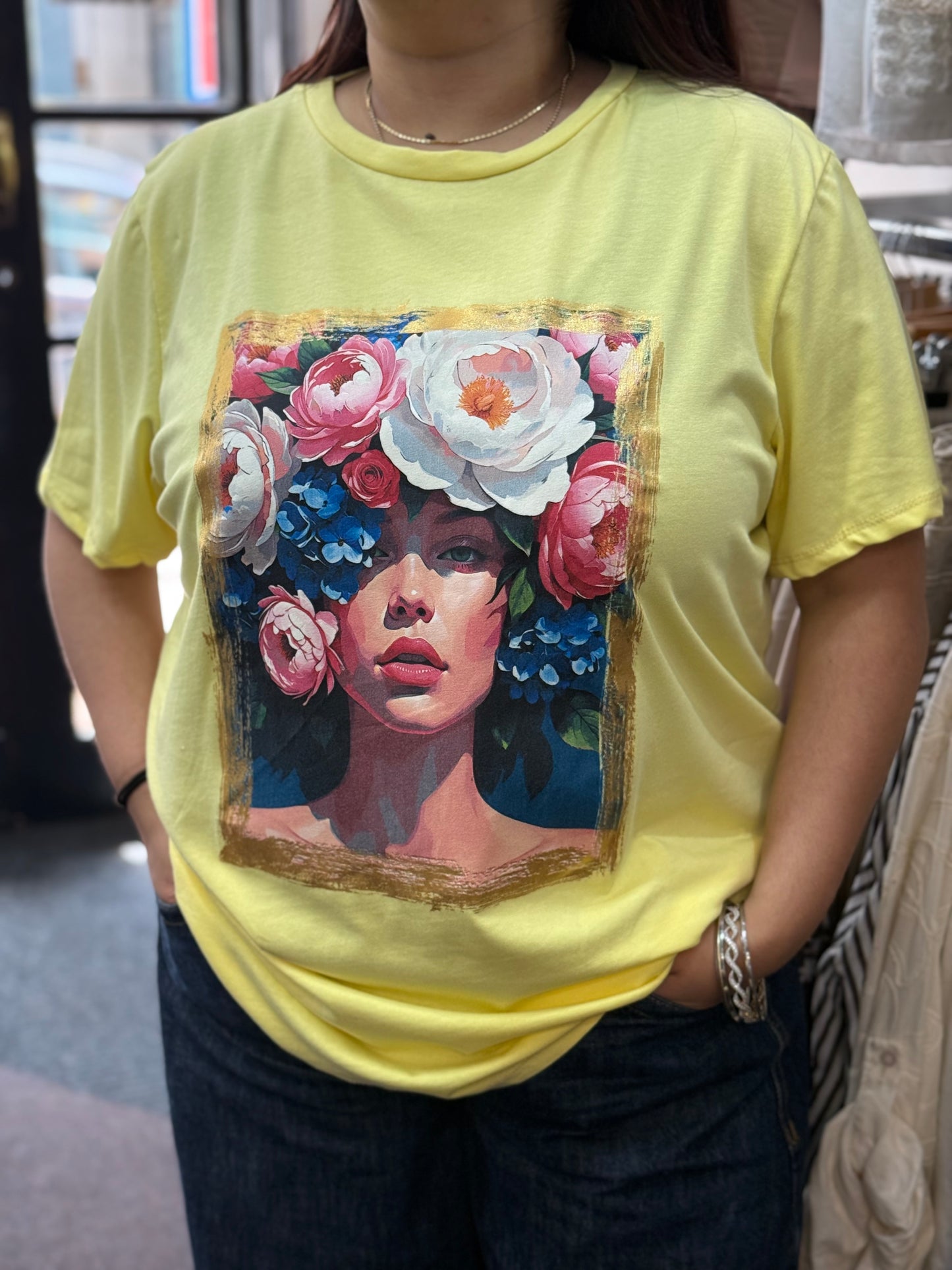 KAYLA- SLOGAN  FACES TEE- CURVE