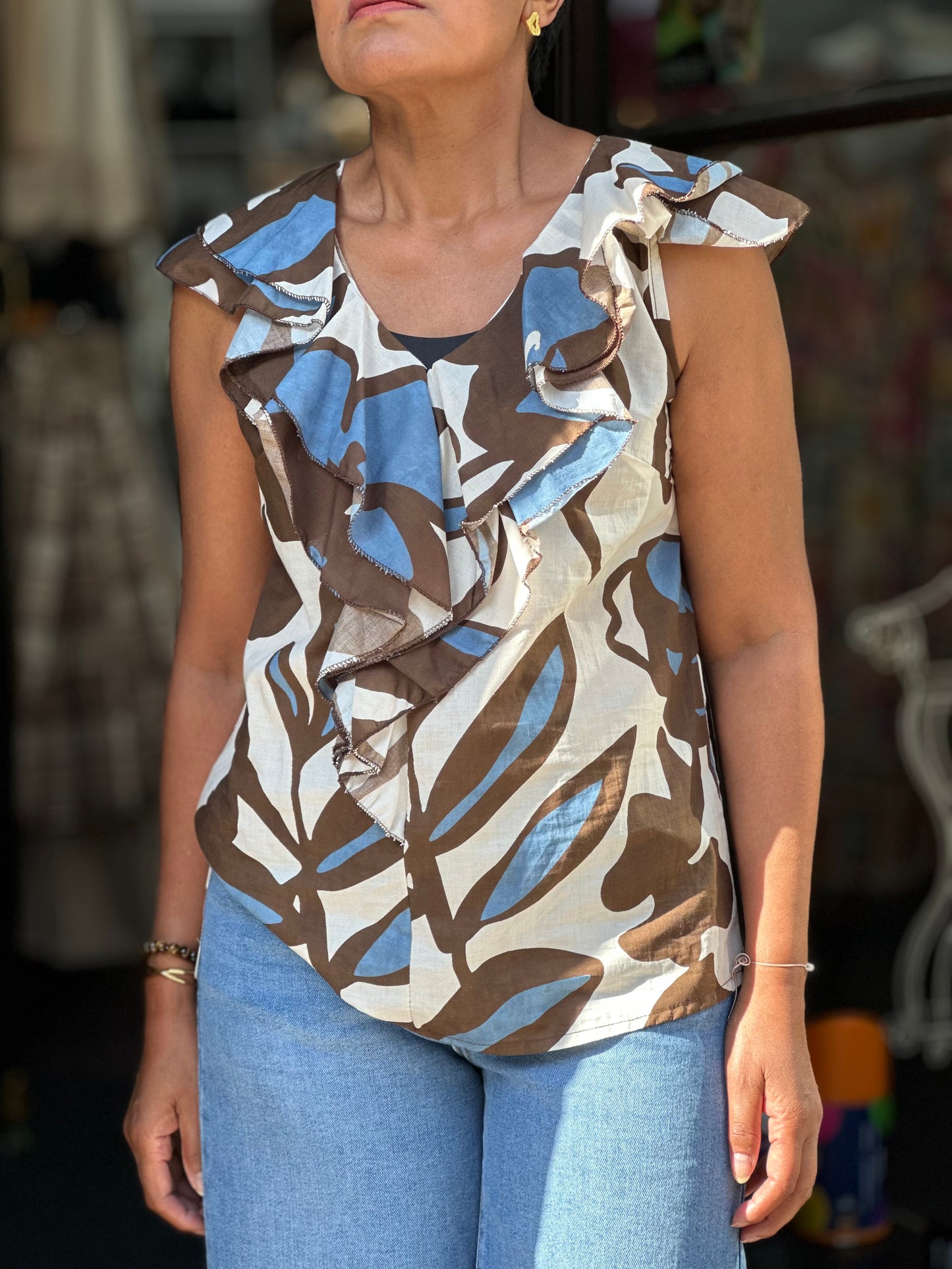 MILEY-RUFFLE FRONT PRINT TOP
