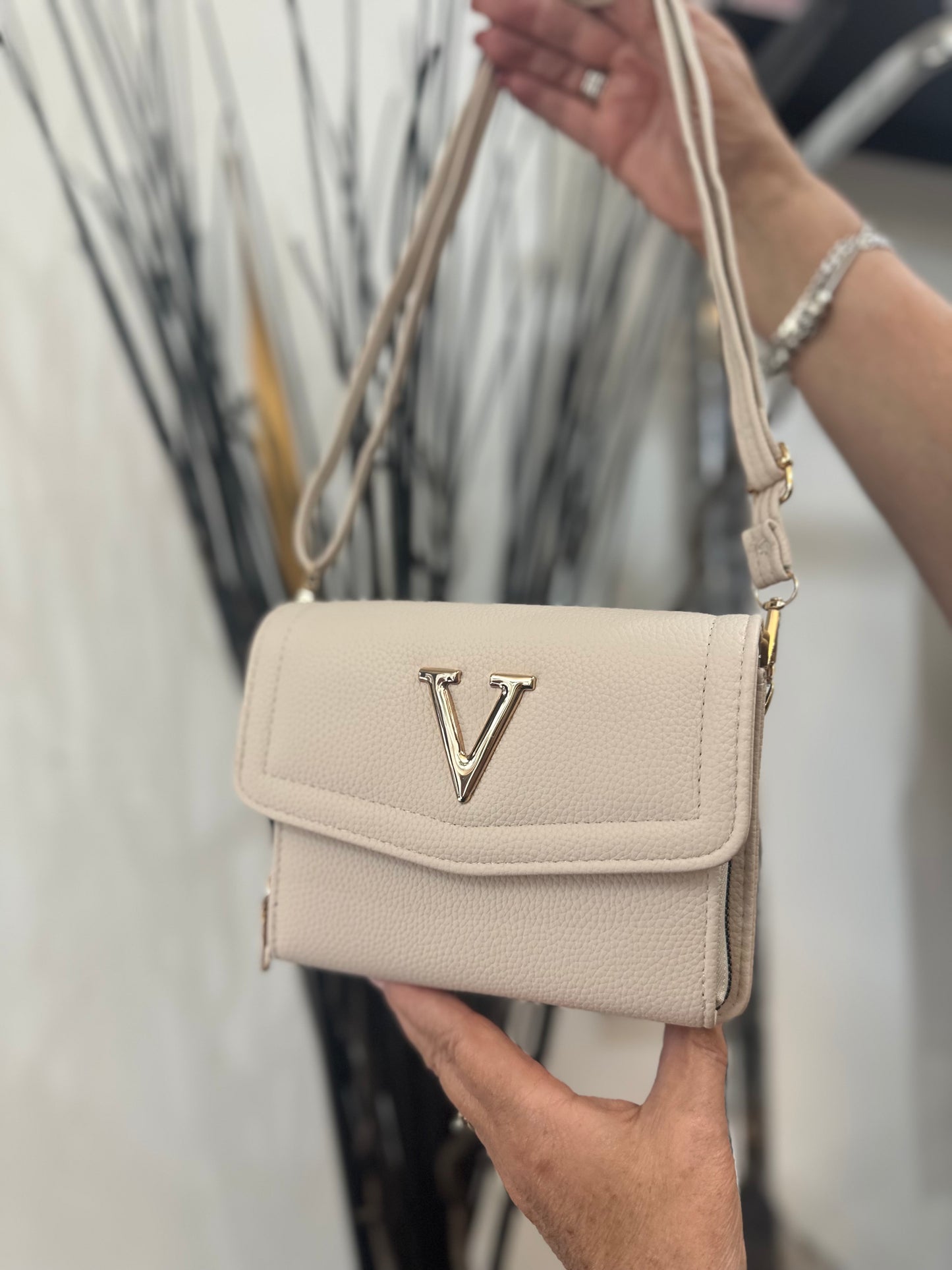 VEE WALLET HANDBAG
