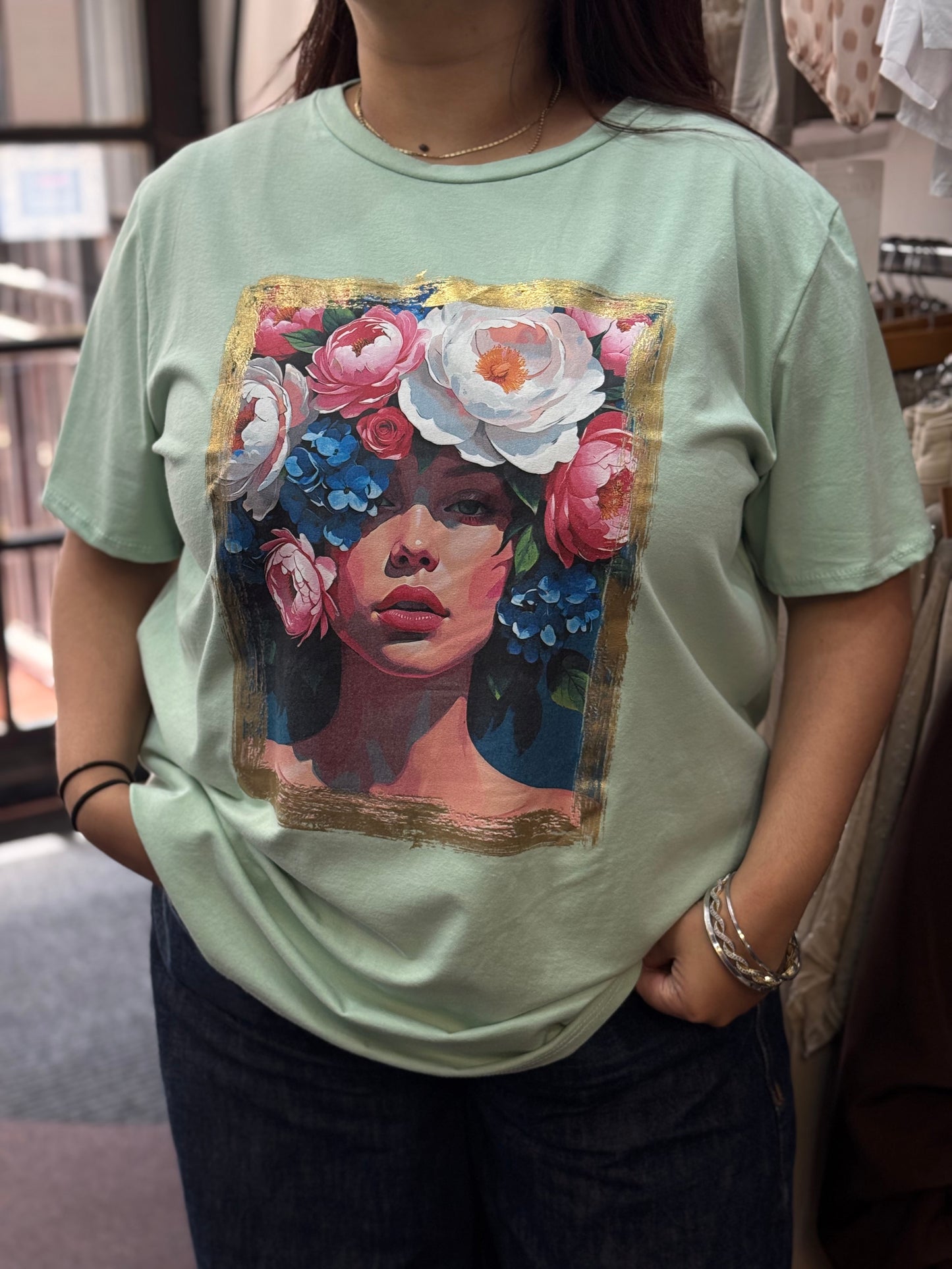 KAYLA- SLOGAN  FACES TEE- CURVE