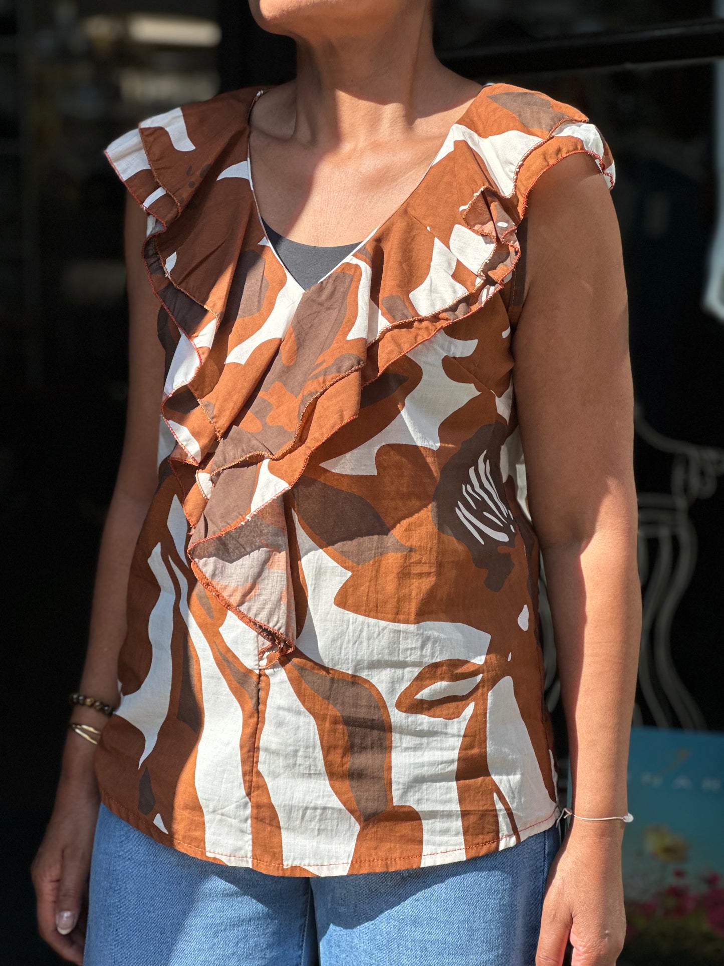 MILEY-RUFFLE FRONT PRINT TOP