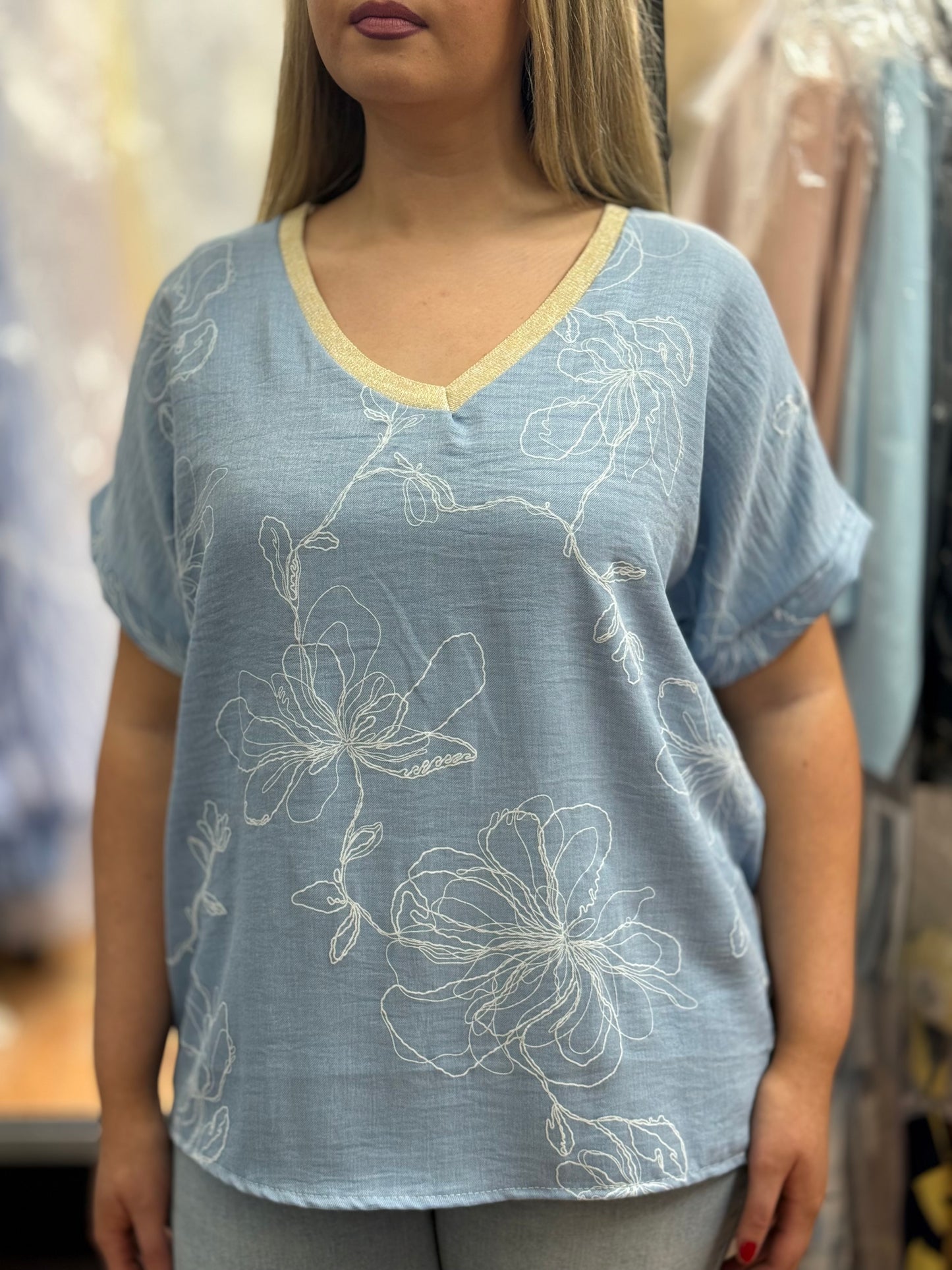LUCY- VNK DENIM LOOK FLOWER SCRIB TOP