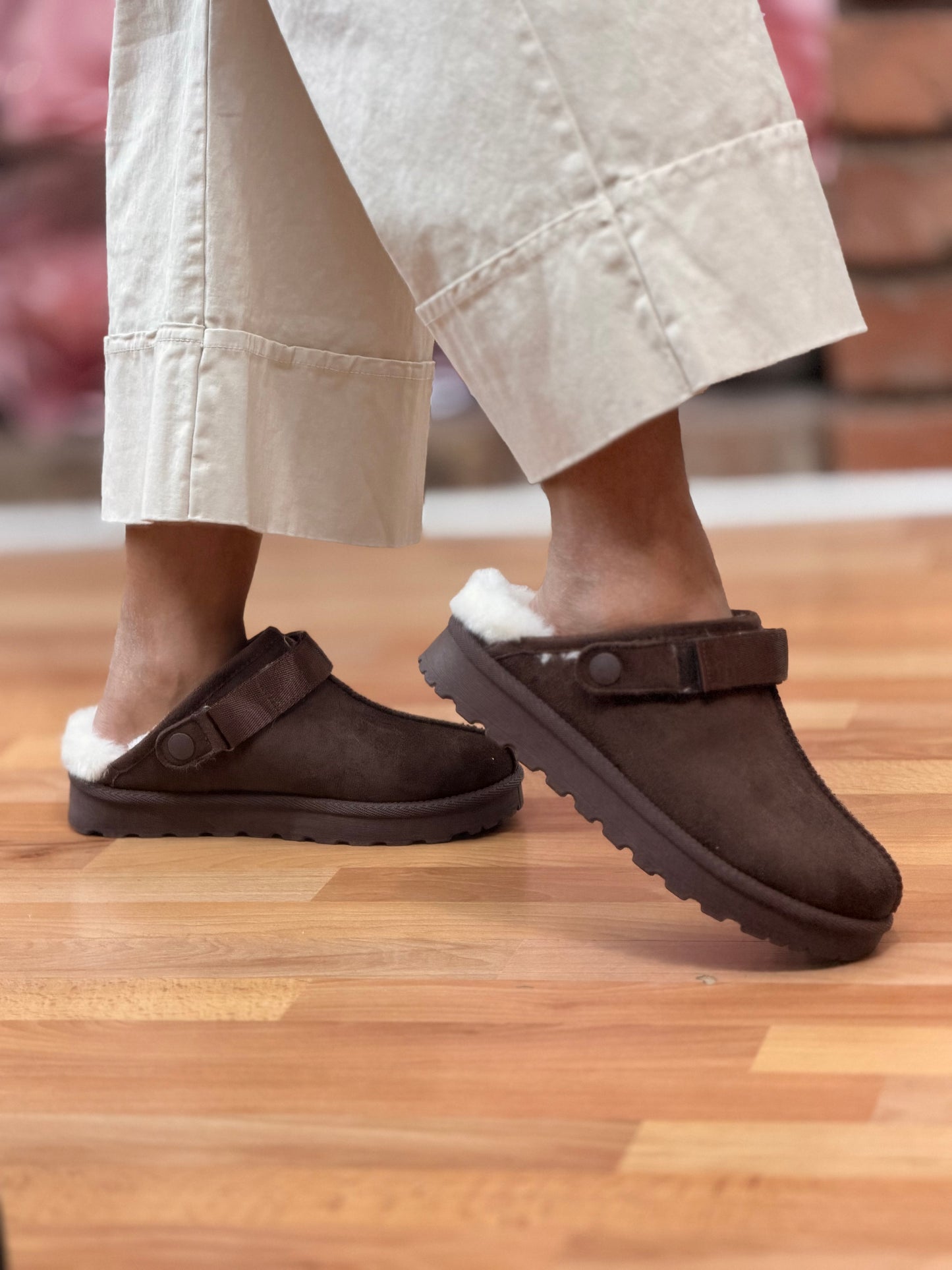 LUNAR-ODESSA ADJUST STRAP SLIPPER- DARK CHOCOLATE