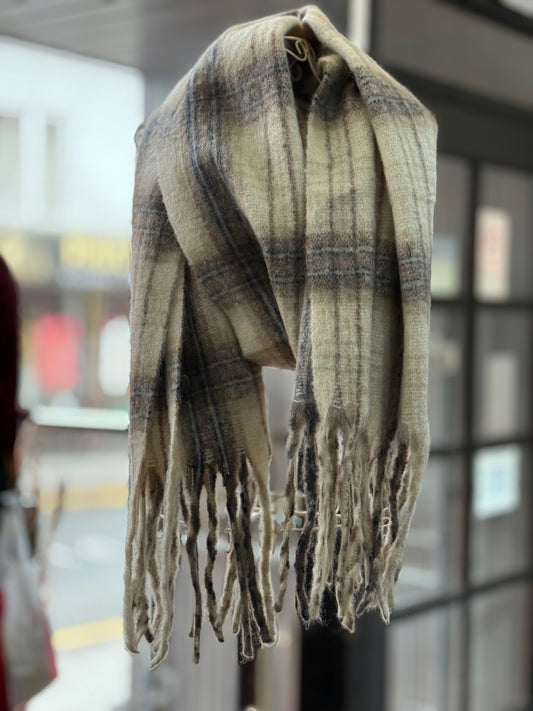 THE CHUNKY TASSLE SCARF- CREAM/CHK