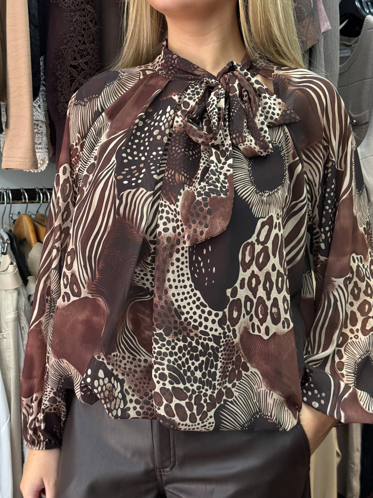 BLAINE-NECK TIE BUBBLE TOP