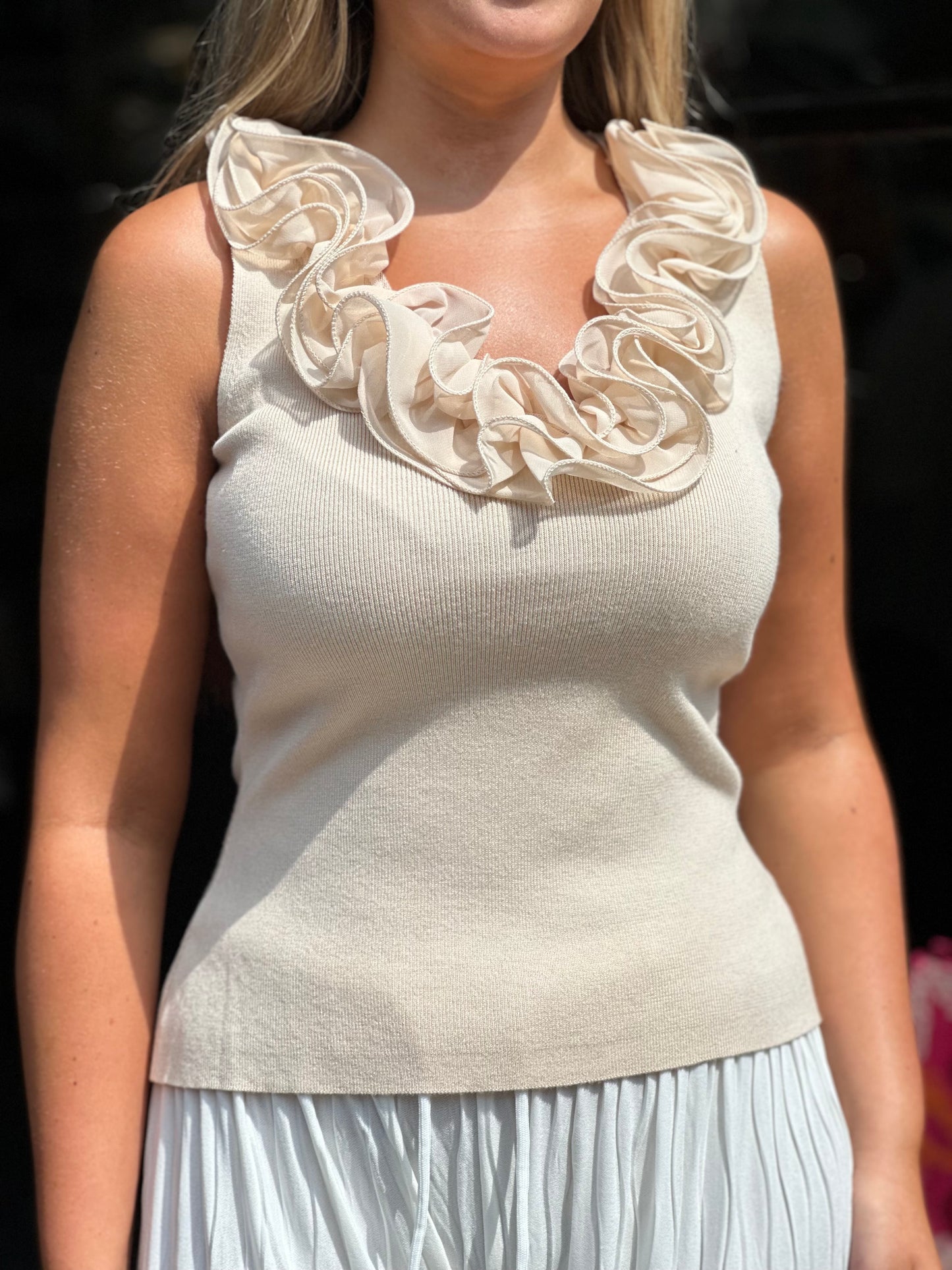 ABEL- RUFFLE NECK S/LESS TOP