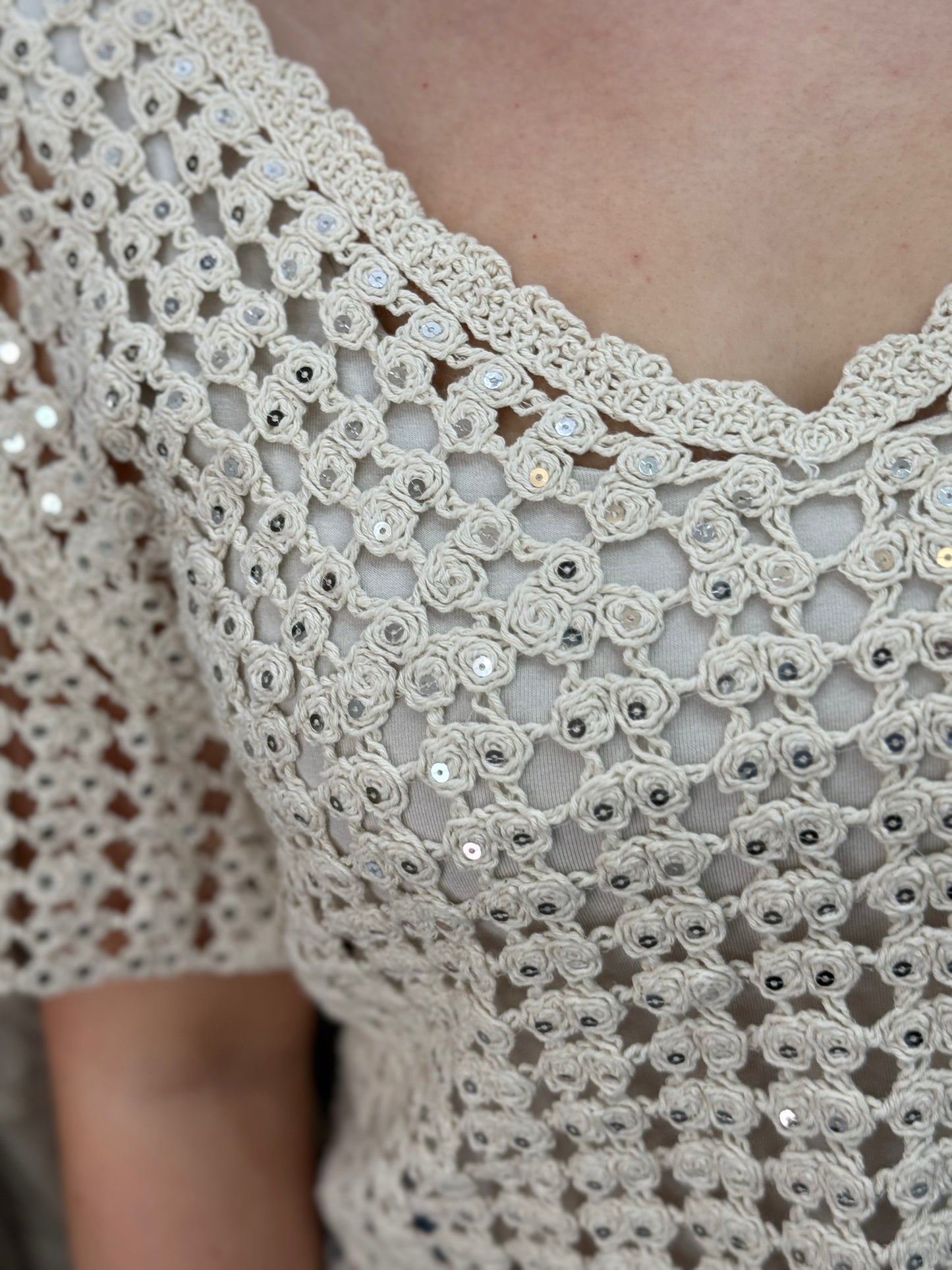 ROMA- SEQ DETAIL DEEVPV CROCHET TOP