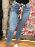 Load image into Gallery viewer, GSMACK-SILK BELT ANKLE MOM JEAN
