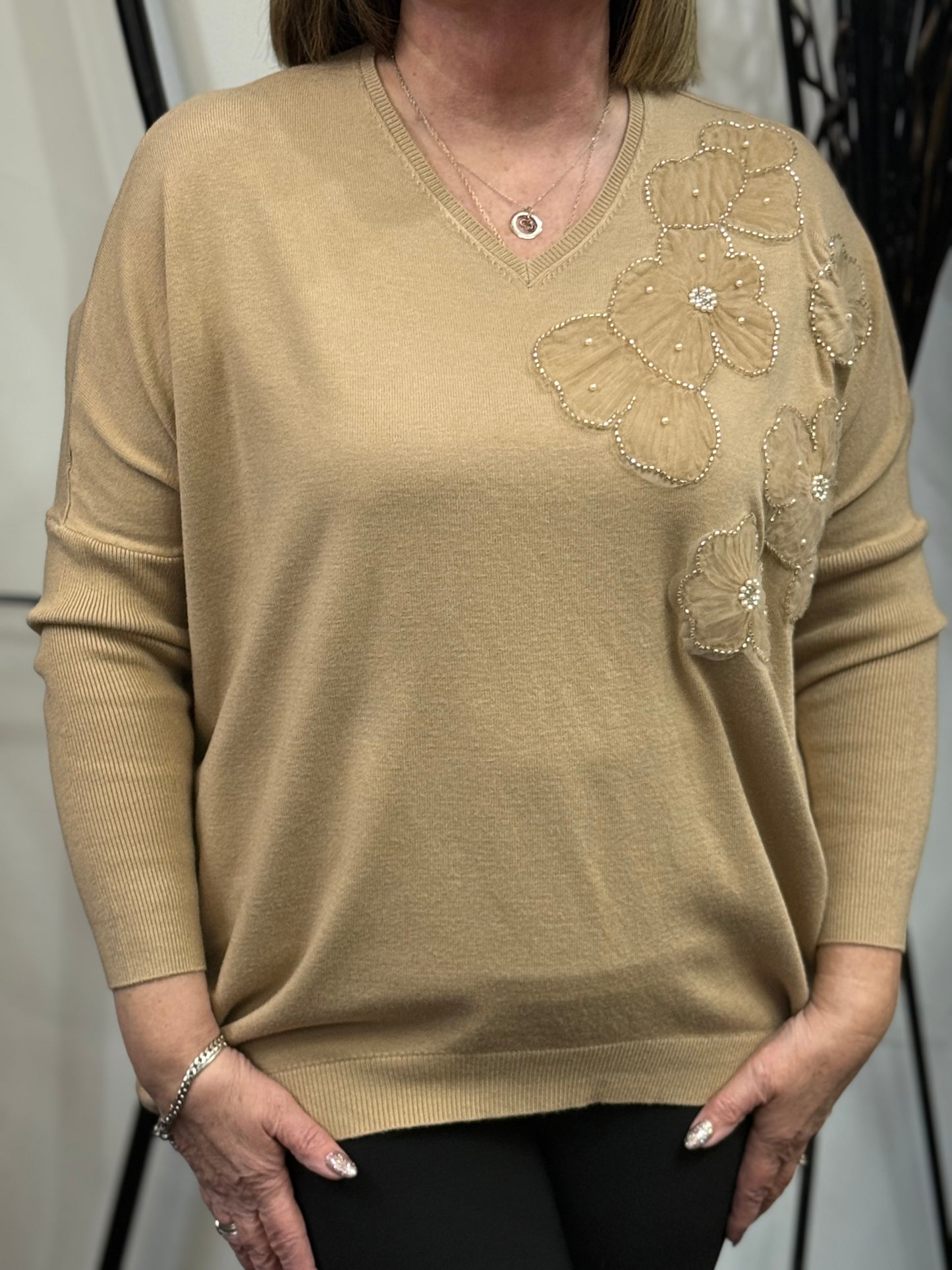 AVELINE-LACE FLOWER O/S JUMPER